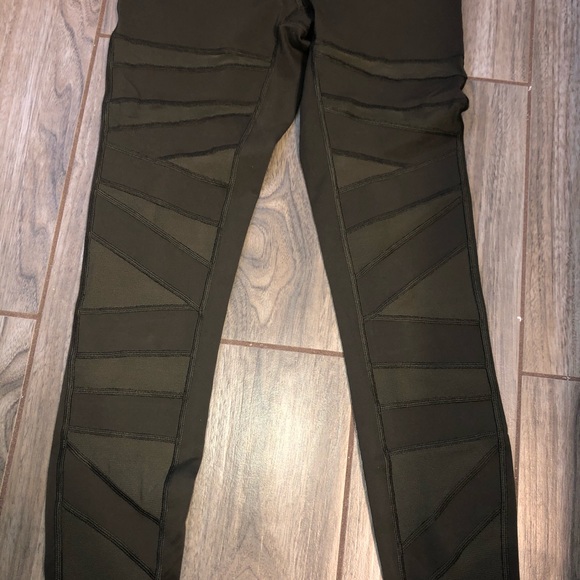 Olive green wunder under high waisted mesh legging - Picture 3 of 4